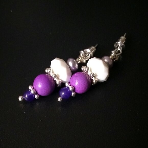🎁☃️❄️ $10 Stocking Stuffers! Everday Wear Dangle Earrings: Purple + White Beads - Picture 3 of 8